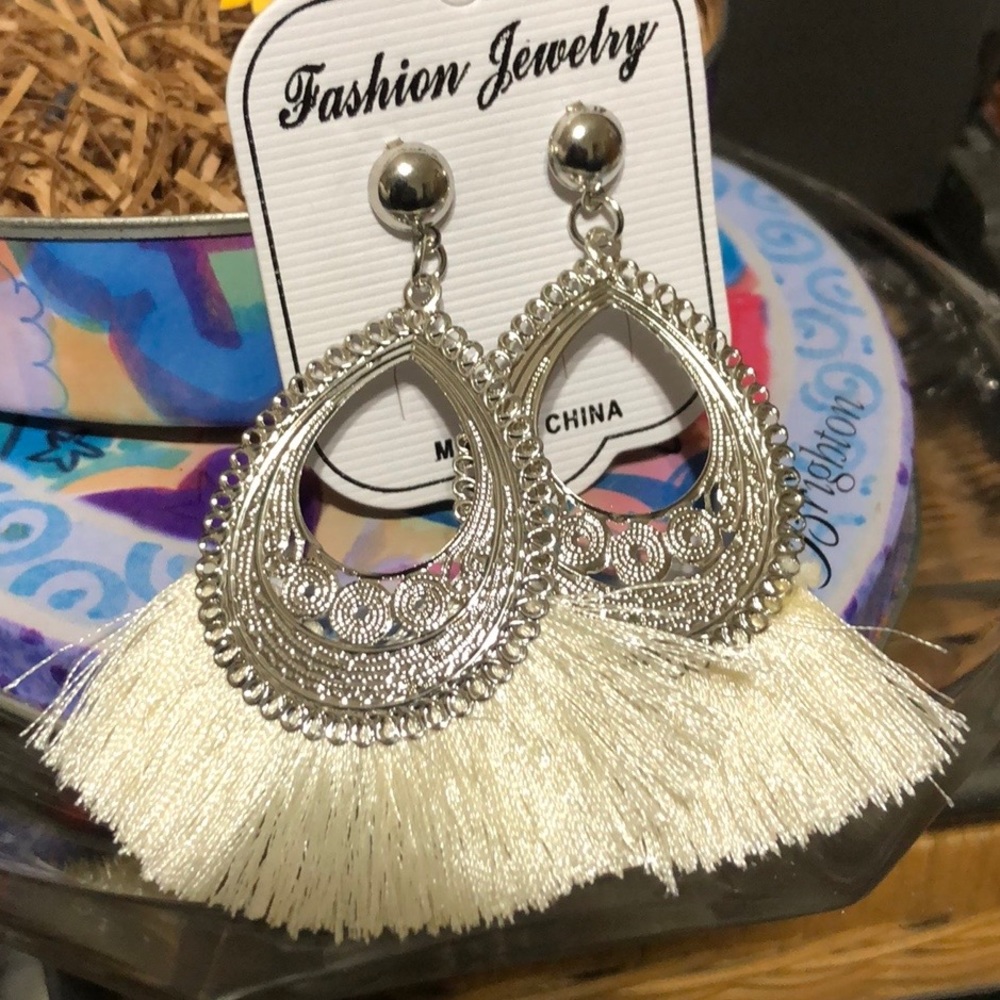 ❤️💚Gorgeous Fashion Feather & Silver Danglers❤️💚 - Picture 6 of 9